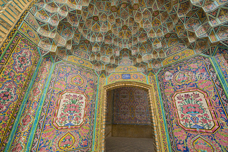 伊朗Nasir ol Molk MosqueShiraz彩色瓷砖天花板